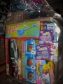 Palety z zabawkami i akcesoriami dzieciecymi.